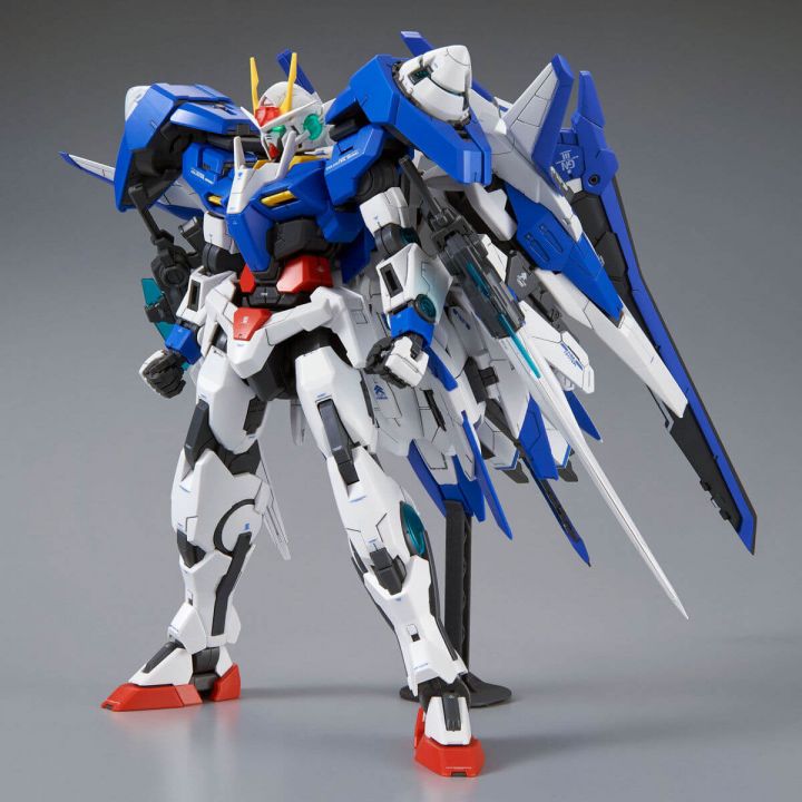 BANDAI MG MOBILE SUIT GUNDAM 00V - Master Grade 00 XN RAISER Model Kit Figura (Gunpla)